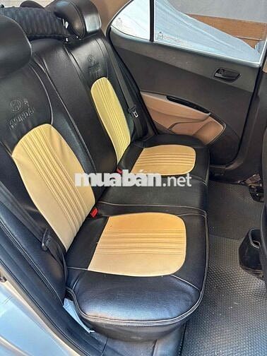 Hyundai i10 màu Bạc