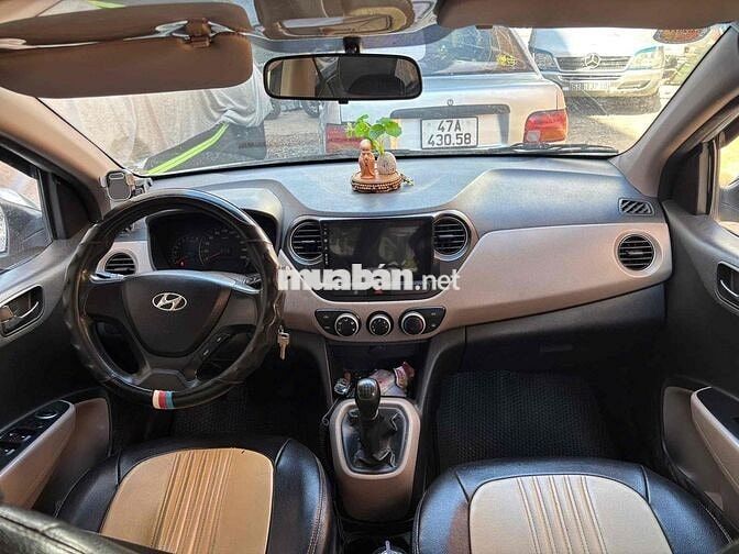 Hyundai i10 màu Bạc