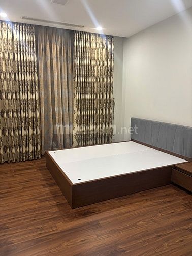 Cho thuê căn hộ R1 Royal City, DT 150m², 3PN, 2VS 