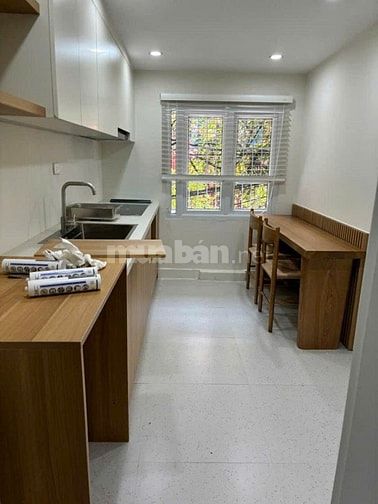 Bán căn hộ tập thể tầng 2 mặt phố Nguyên Hồng 