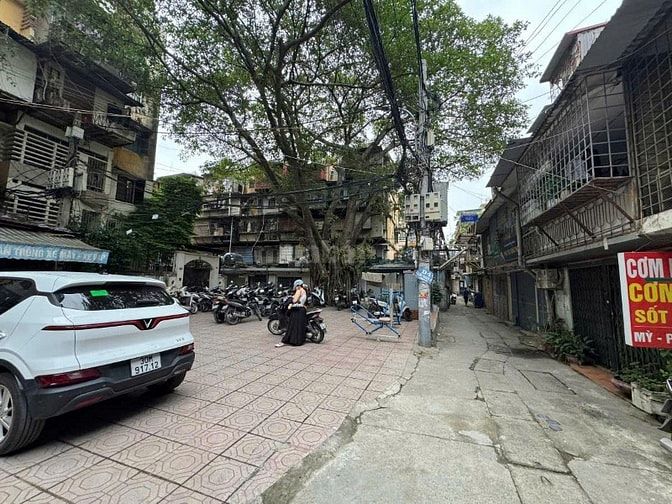 Bán căn hộ tập thể tầng 2 mặt phố Nguyên Hồng 