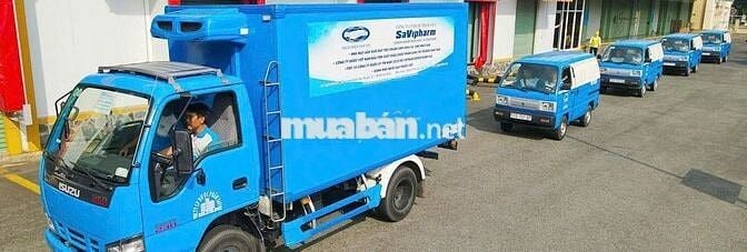 Nhân viên giao nhận xe Van