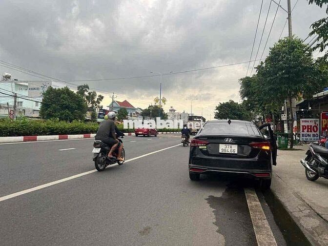 cần bán gấp nhà mặt tiền  DT 746