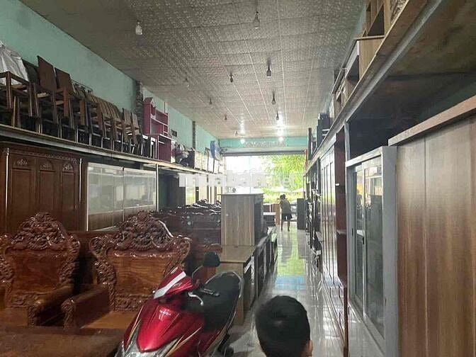 cần bán gấp nhà mặt tiền  DT 746