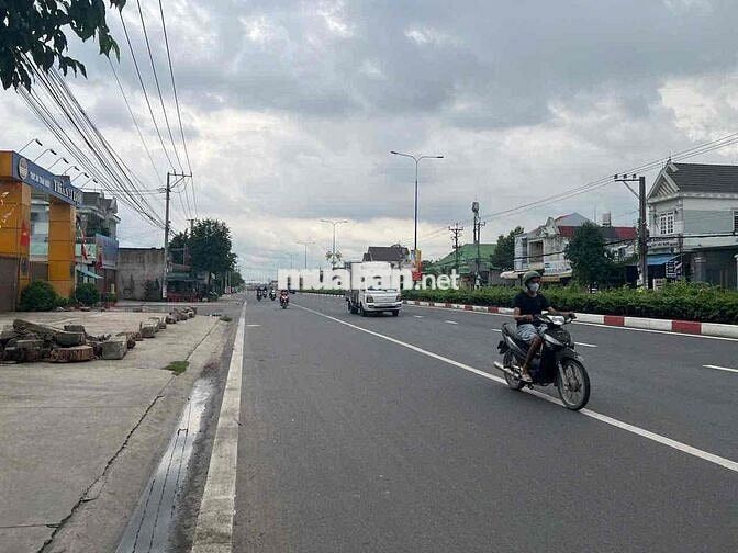 cần bán gấp nhà mặt tiền  DT 746