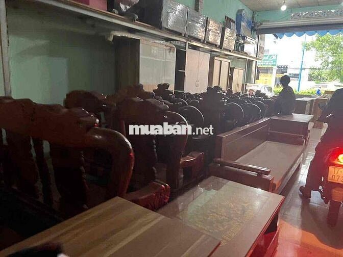 cần bán gấp nhà mặt tiền  DT 746
