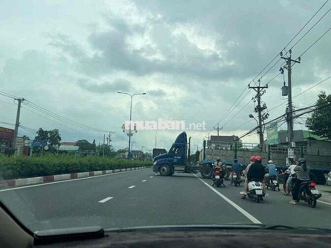 cần bán gấp nhà mặt tiền  DT 746
