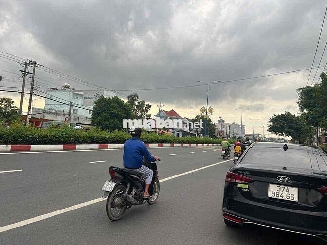 cần bán gấp nhà mặt tiền  DT 746