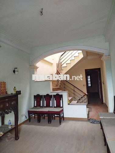 Nhà mặt phố đường gom ô tô tránh