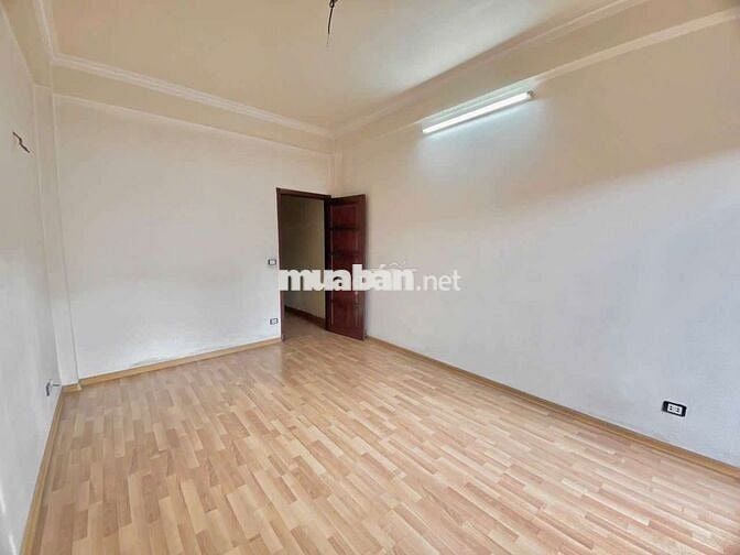Nhà mặt phố đường gom ô tô tránh