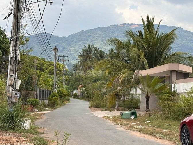 Hàng đẹp 360.7m² nở hậu trực diện núi Chứa Chan - Hạ giá còn 1.05 Tỷ