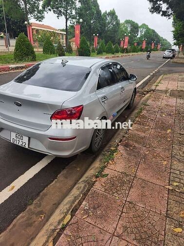 Xe Kia màu Bạc