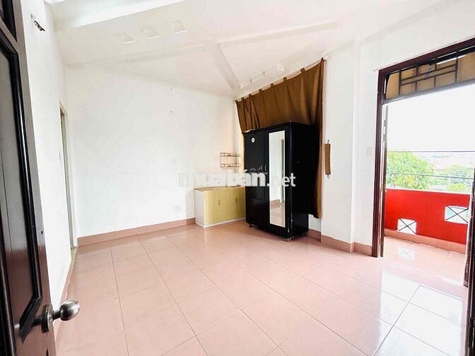trọ ban công, cách trường Huflit 300m, 2tr6