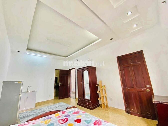 trọ ban công, cách trường Huflit 300m, 2tr6