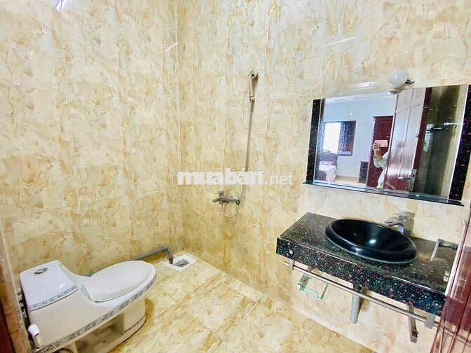 trọ ban công, cách trường Huflit 300m, 2tr6
