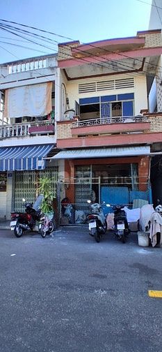 Tôi chủ nhà muốn bán gấp căn nhà đang sinh sống và ở bình thường 