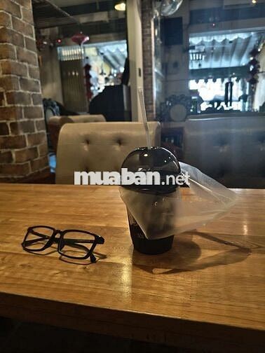 sang quán cà phê đối diện nhà thờ