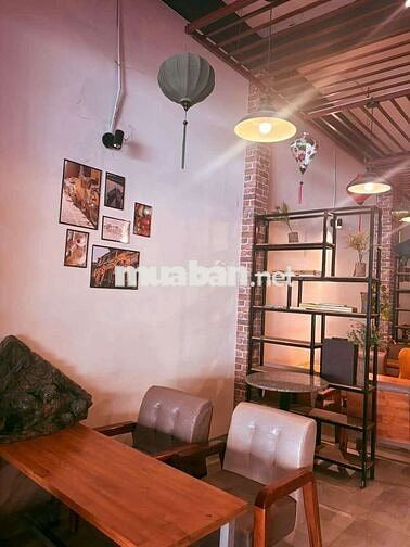 sang quán cà phê đối diện nhà thờ
