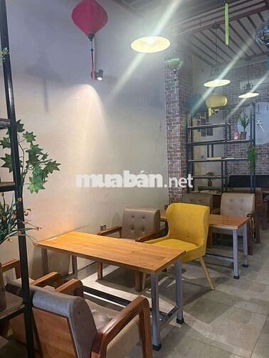 sang quán cà phê đối diện nhà thờ
