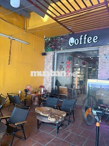sang quán cà phê đối diện nhà thờ