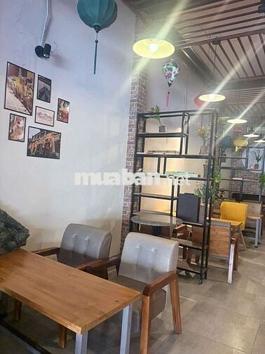 sang quán cà phê đối diện nhà thờ