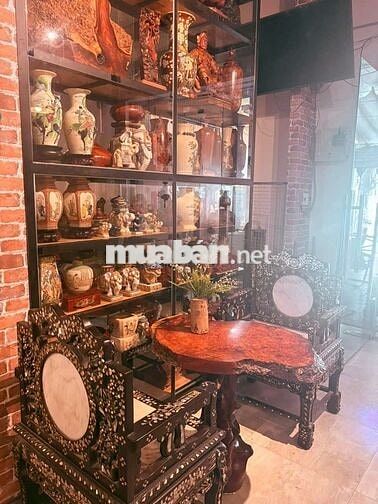 sang quán cà phê đối diện nhà thờ