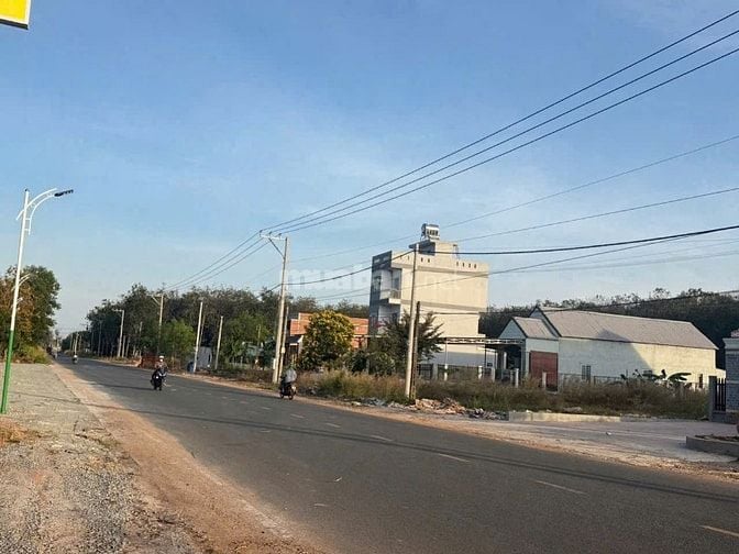 tôi bán miếng đất diện tích 2,400m giá bán 80trieu sổ sẳn ,đường oto 