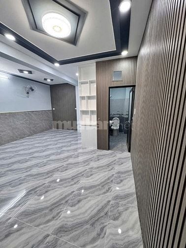 Nhà Ngay Chợ Hiệp Thành,ht13, 5x6,5m,1 lầu 2 PN, ban công,nhà đẹp