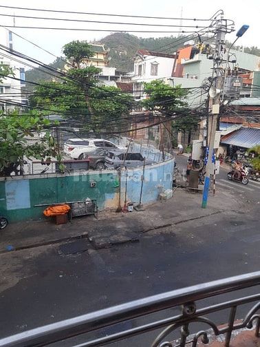 Tôi chủ nhà muốn bán gấp căn nhà đang sinh sống và ở bình thường 