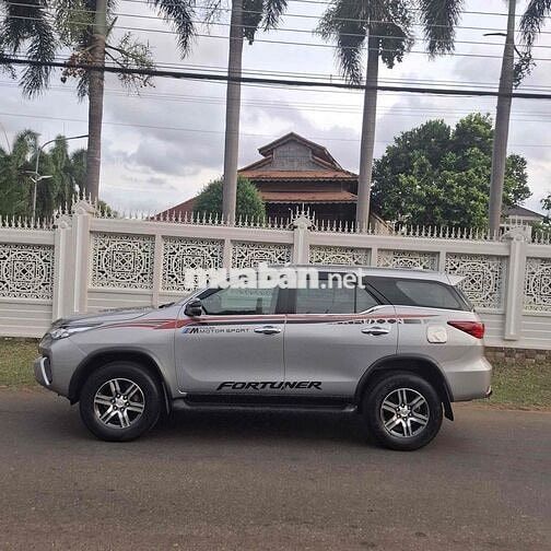 Toyota Fortuner 2020 Bạc 7 chỗ