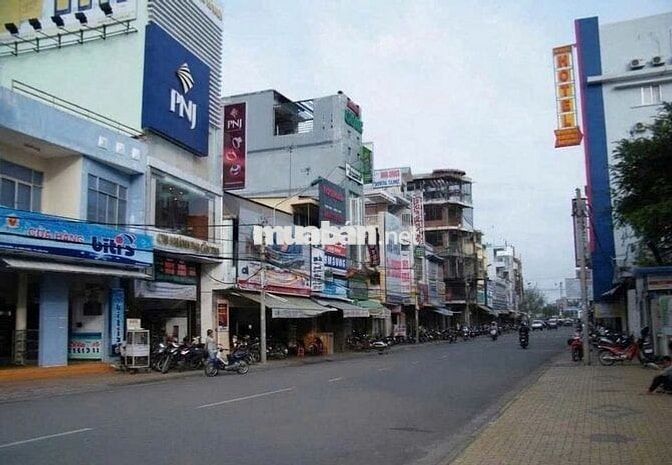 Bán Nhà nát tiện xây CHDV ,  114 m2 , lô góc ko lộ giới , chỉ 7tỷ900