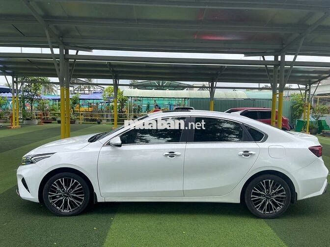 KIA K3 2.0 PREMIUM 2024 XE GIA ĐÌNH LƯỚT VAY 70%