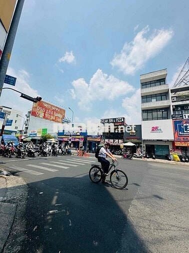 NHÀ NGAY NGÃ 4 PHAN VĂN TRỊ GẦN EMART VỊ TRÍ TRUNG TÂM
