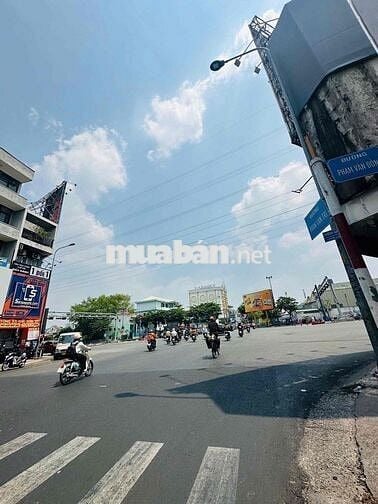 NHÀ NGAY NGÃ 4 PHAN VĂN TRỊ GẦN EMART VỊ TRÍ TRUNG TÂM