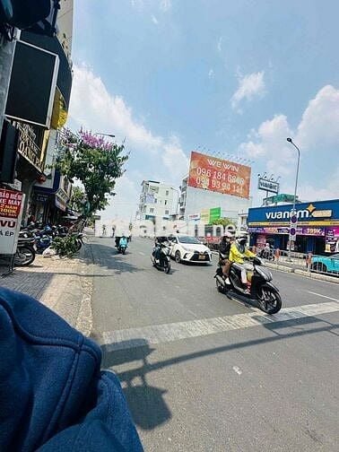 NHÀ NGAY NGÃ 4 PHAN VĂN TRỊ GẦN EMART VỊ TRÍ TRUNG TÂM