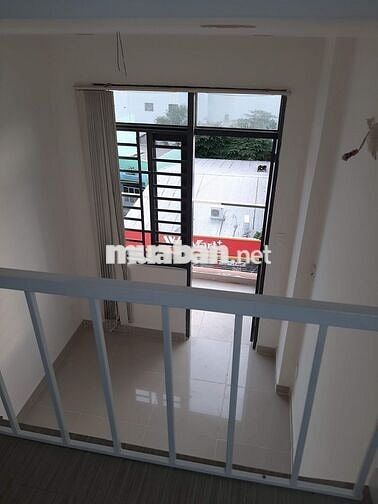 Phòng Duplex ban công lớn, mặt tiền đường 59, thoáng mát, có máy lạnh