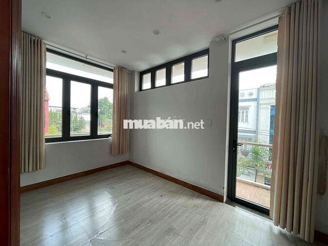 Nhà Hiệp Thành căn góc 1 trệt 2 Lầu 4pn 3wc sẵn 3 máy lạnh