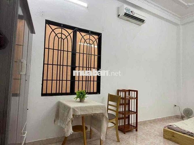Cho thuê phòng 45m2, phòng tầng 1, nội thất có sẵn như hình, tách bếp