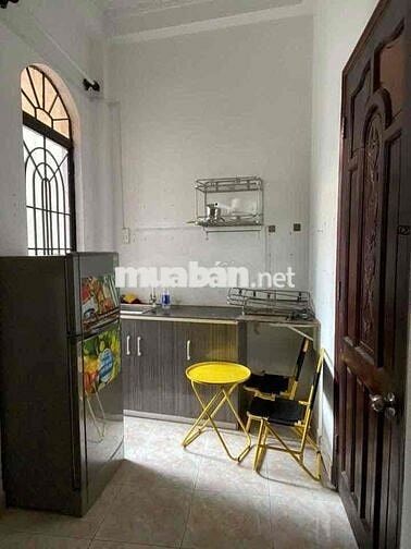 Cho thuê phòng 45m2, phòng tầng 1, nội thất có sẵn như hình, tách bếp