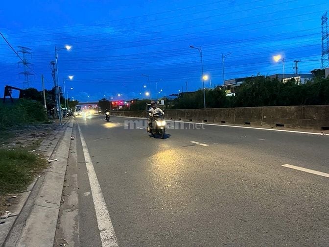 Cho thuê mặt bằng 14.000m2 (105x130m). Mặt tiền đường Nguyễn Hũu Thọ