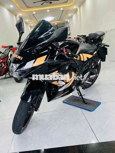 Suzuki GSX R màu Đen