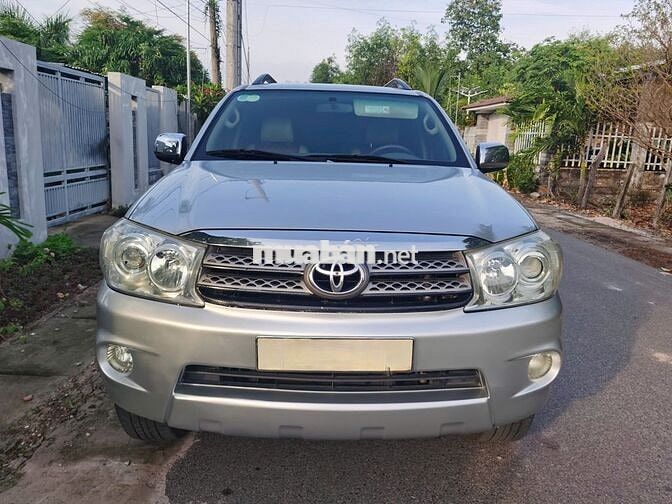 Toyota Fortuner Bạc 7 chỗ