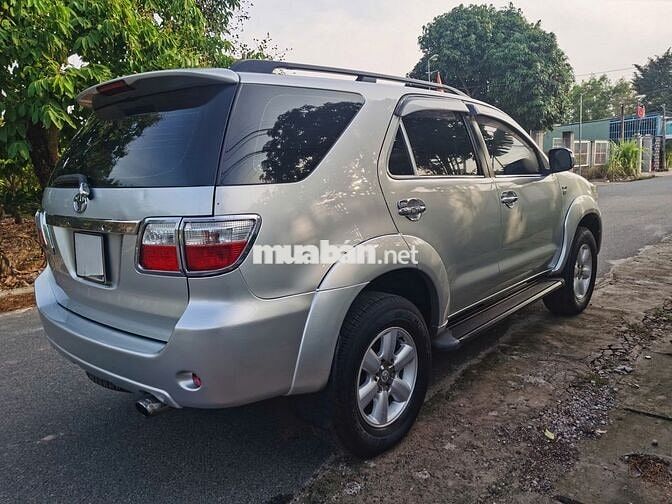 Toyota Fortuner Bạc 7 chỗ