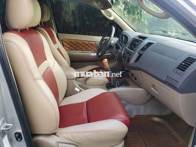 Toyota Fortuner Bạc 7 chỗ