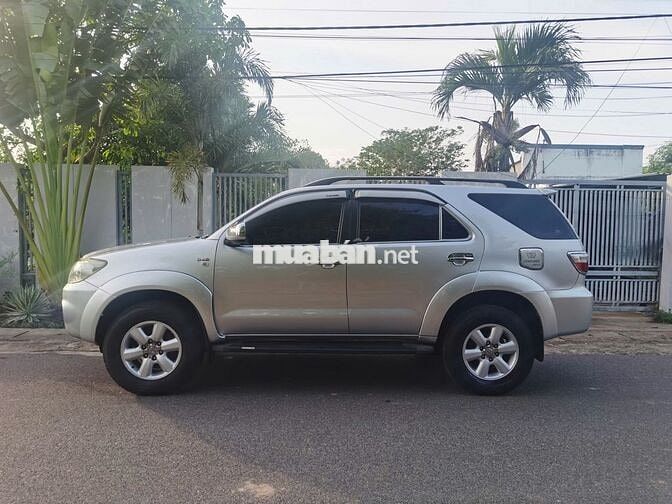 Toyota Fortuner Bạc 7 chỗ