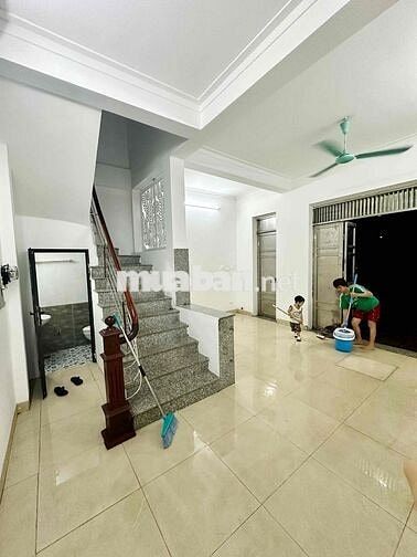 Chính chủ cho thuê nhà nguyên căn 40mx5 tầng ở Linh đàm, để được oto