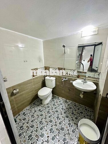 Chính chủ cho thuê nhà nguyên căn 40mx5 tầng ở Linh đàm, để được oto