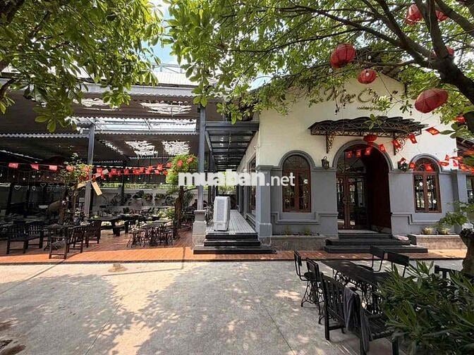 Mặt bằng 800m2 sẵn bàn ghế , Cây , hồ cá gần Tp.Mới