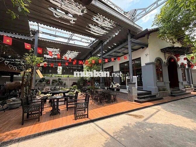Mặt bằng 800m2 sẵn bàn ghế , Cây , hồ cá gần Tp.Mới