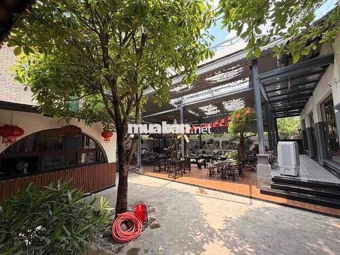 Mặt bằng 800m2 sẵn bàn ghế , Cây , hồ cá gần Tp.Mới